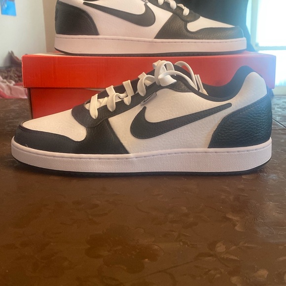Nike Black and White Sneakers Low-Top - Picture 1 of 10